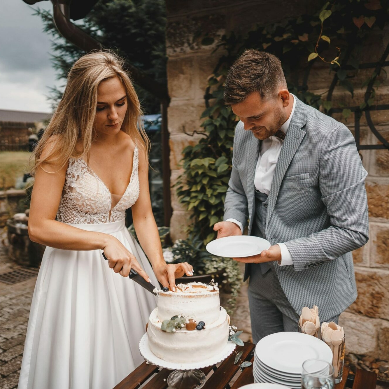 krájení svatebního dortu