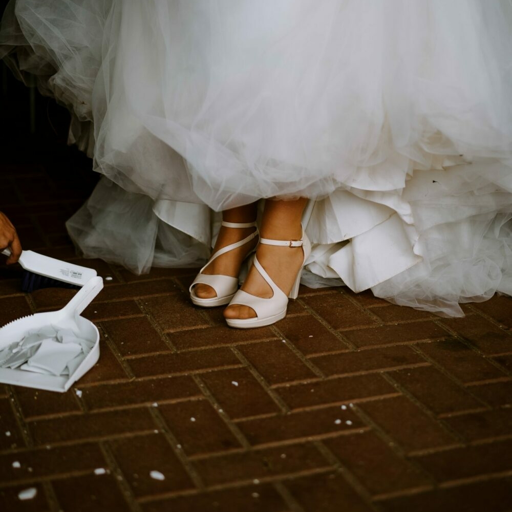 bílé boty na podpatku nevěsta v bílých šatech